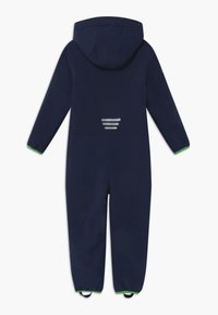 Mörkblå overall med huva, tillverkad av ett slätt material, har gröna detaljer och reflexrand på ryggen.