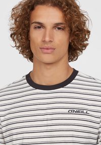 Stribet t-shirt i hvid med navy vandrette striber, med en sort rund hals og logo på venstre bryst med teksten "O'NEILL."