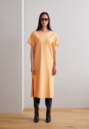 b.young MILAN DRESS - Φόρεμα από ζέρσεϊ - peach cobbler