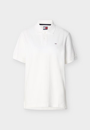 Fehér rövid ujjú póló két gombbal, gallérral és egy kis Tommy Jeans zászlólogóval a bal mellrészen.