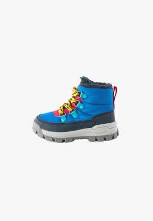 Bota impermeable azul con acentos grises, cordones amarillos y turquesa, suela texturizada gris y forro de piel sintética en la parte superior.