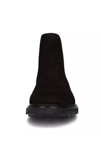 Stivaletto alla caviglia in suede nero con punta arrotondata e suola spessa in gomma, mostrato frontalmente su sfondo bianco.