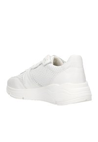 Scarpa atletica bianca con tomaia in rete, dettagli in pelle, punta tonda, colletto imbottito e suola in gomma testurizzata con un leggero tacco.