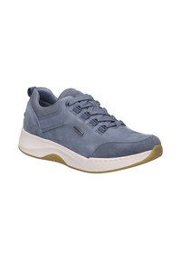 Niebieski zamszowy i siateczkowy sneaker z sznurówkami, wyściółką kołnierza i białą gumową podeszwą. Posiada teksturowaną cholewkę i wzmocniony czubek.