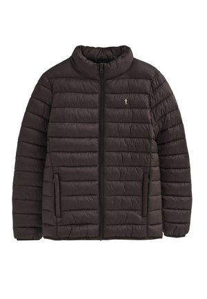 Bruine pufferjack met een ritssluiting aan de voorkant, hoge kraag, horizontaal gestikt ontwerp en twee zijzakken. Geaccentueerd met een klein logo.