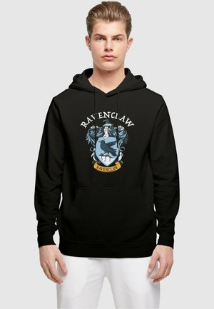 Svart hettegenser med et Ravenclaw-emblem i blått og gull, med intrikate detaljer og en frontlomme. Lange ermer med ribbestrikkede cuffs.