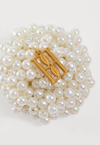 Grappe de perles blanches rondes brillantes avec un charm rectangulaire en or présentant deux formes ovales entrelacées.