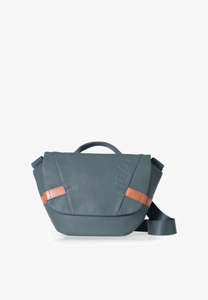 Kompakte dunkelgraue Umhängetasche mit hellbraunen Ledergriffen, einem oberen Tragegriff und einem breiten, verstellbaren Schulterriemen.