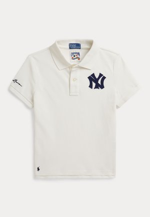 Λευκό πόλο μπλουζάκι με κοντά μανίκια και σκούρο μπλε λογότυπο New York Yankees στο στήθος, καθώς και κεντημένο λογότυπο Ralph Lauren στο μανίκι και το τελείωμα.