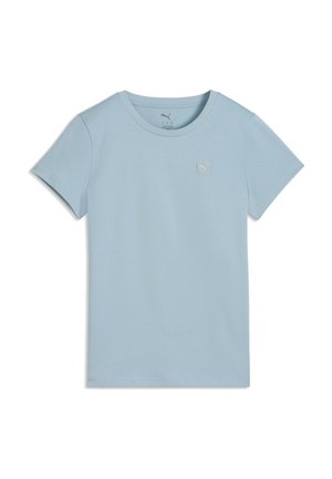 Jasnoniebieska koszulka z krótkim rękawem i okrągłym dekoltem, z małym złotym logo Puma po lewej stronie piersi, ułożona płasko na białym tle.