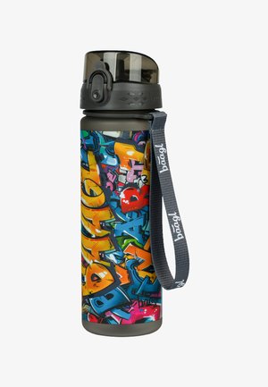 Butelka na wodę w wzór graffiti z szarym paskiem, czarną pokrywką i cylindrycznym kształtem, wykonana z trwałego materiału plastikowego.