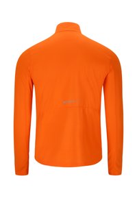 Oranssi pitkähihaine juoksutakki, kevyt, teksturoitu kangas, korkea kaulus, heijastava yksityiskohta selässä, tasaiset saumat mukavuutta varten.
