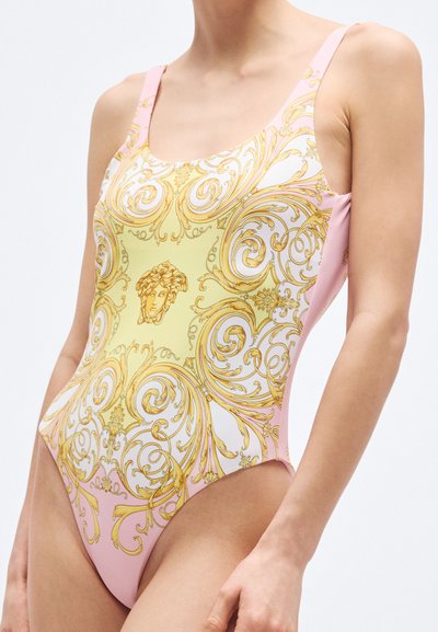 Ühetükkiline ujumistrikoo, millel on roosa ja kollane värvikava, keerukate kuldsete barokkmustritega ning keskel lõvi pea kujundusega.