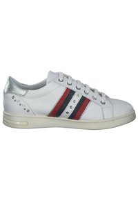 Zapatilla blanca con acentos plateados, con rayas rojas y marinas, remaches decorativos en los lados y suela de goma. Material sintético liso.