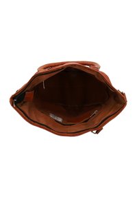 Ruda odinė rankinė su minkšta tekstūra, turinti pamuštą vidų, užtrauktuką kišenėje ir viršutinį atidarymą. Rankenos pintos, kad būtų patogiau laikyti.