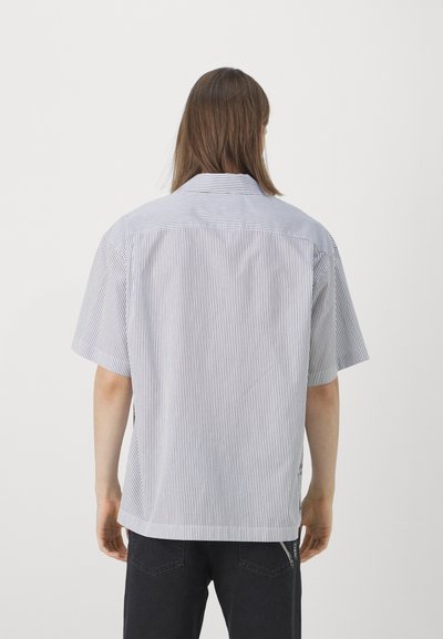 Kurzarmhemd aus leichtem Baumwollstoff mit vertikalen Marineblauen und weißen Streifen, ausgestattet mit einer Rückenpasse und offenem Kragen.