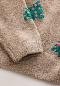 Maglione marrone lavorato a maglia con alberi di Natale verdi e accenti rosa, tessuto testurizzato, polsini a costine e finitura morbida e pelosa.