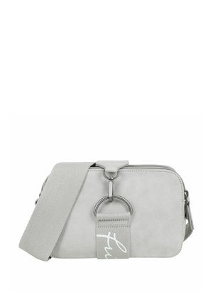 Bolso rectangular bandolera de color gris claro con correa ancha de tela ajustable y un adorno de anillo metálico plateado en el frente.