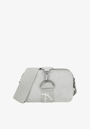 Lichtgrijze rechthoekige crossbodytas met brede verstelbare stoffen riem en zilverkleurige metalen ring als accent aan de voorkant.