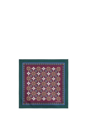 Pañuelo cuadrado con borde verde y complejos patrones geométricos y florales en rojo, blanco y azul, nombre de la marca Scalpers en la esquina.