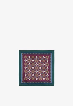 Pañuelo cuadrado con borde verde y complejos patrones geométricos y florales en rojo, blanco y azul, nombre de la marca Scalpers en la esquina.