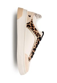 Sneaker con stampa leopardata, parte superiore in pelle crema, dettagli beige testurizzati, lacci neri e una sottile decorazione glitterata sul tallone.