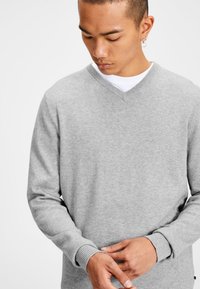 Jack & Jones JJEBASIC V-NECK - Stickad tröja - light grey