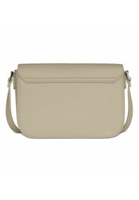 Bolso cruzado de cuero beige con cierre de solapa, textura suave, una correa y un sutil detalle de costura a lo largo de los bordes.