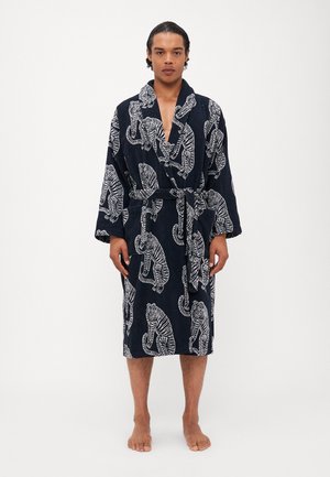 Marineblauer Bademantel mit weißen Tigermotiven, langen Ärmeln, einem Bindegürtel und einem weichen, strukturierten Stoff. Oberschenkel-lange Länge.