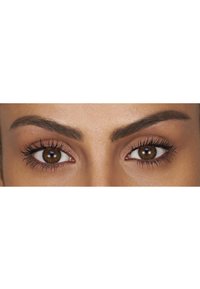 Närbild av två bruna ögon med mörka ögonfransar. Välformade ögonbryn och slät hy omger ögonen. Klar, fokuserad blick.