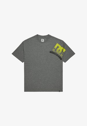 Grijze T-shirt met korte mouwen, voorzien van een groot geel en zwart DC Shoes-logo op de bovenste linkerkant van de borst.