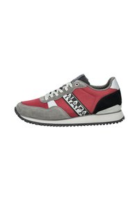 Scarpe sportive con una combinazione di materiali rossi, grigi e neri. Parte superiore in suede e tessuto. Dettaglio del logo bianco, suola in gomma e design con lacci.