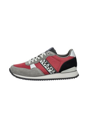 Scarpe sportive con una combinazione di materiali rossi, grigi e neri. Parte superiore in suede e tessuto. Dettaglio del logo bianco, suola in gomma e design con lacci.