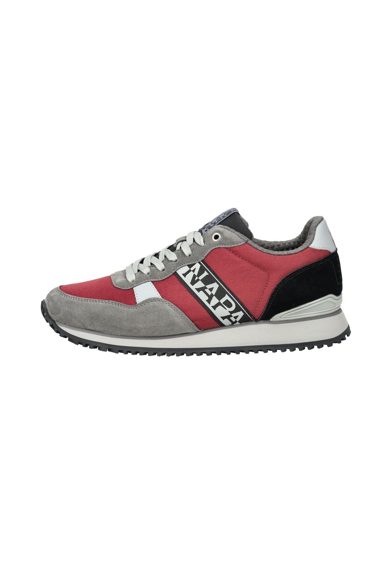 Scarpe sportive con una combinazione di materiali rossi, grigi e neri. Parte superiore in suede e tessuto. Dettaglio del logo bianco, suola in gomma e design con lacci.