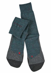 Calcetines en tonos verde azulado y gris con refuerzos en los talones y las puntas, con un puño acanalado y detalles del logo en rojo a los lados. Textura suave de punto.