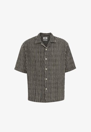 Črno-bela srajca s kratkimi rokavi, navpične črte, z ovratnikom in enim prsni žepom.