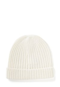 Beanie bianco a coste con risvolto e corona senza cuciture. Realizzato in tessuto morbido, presenta un motivo testurizzato per un calore aggiuntivo.