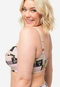 Multikleurige patchwork bh met een mix van roze, zwart en beige patronen. Voorzien van verstelbare bandjes en een haak-en-oogsluiting.