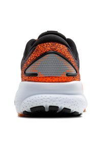Hardloopschoen met een zwart mesh bovenwerk en oranje en grijze accenten, een gestructureerde hielkap, en een dikke witte zool met zwarte slijtage.
