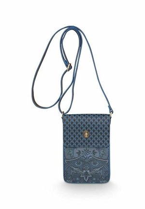 Blauwe crossbodytas met verstelbare band, gestructureerde flap met gouden knop en bloemmotief reliëf op het onderste gedeelte.