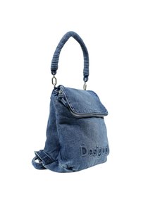 Blaues Denim-Rucksack mit einem Reißverschlussklappe, strukturiertem Griff und eingraviertem Logo. Abgerundet mit einem lässigen Design und metallischen Hardware-Elementen.