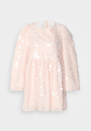 Vestido rosa claro com tecido texturizado, mangas bufantes e saia pregueada. Decorado com brilhantes lantejoulas circulares por toda a peça. Com amarração nas costas.