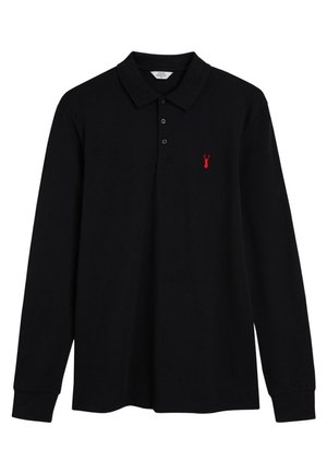 Polo noir à manches longues en coton, avec un col, une patte de boutonnage à trois boutons et un petit logo homard rouge sur la poitrine.