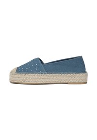 Espadrilla in denim con punta arrotondata, caratterizzata da decorativi rivetti argento. Suola in corda di juta e tomaia in tessuto blu, con dettagli beige sulla punta.