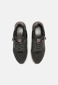Černé a šedé tenisky s texturovaným svrškem, se zipovým detailem a šněrováním. Hladké kožené akcenty v oblasti paty.