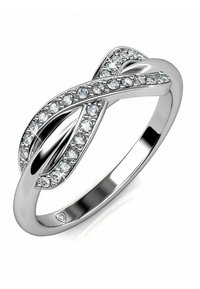 Anello d'argento con un design intrecciato, caratterizzato da un'area centrale lucida e una fascia decorata con cristalli trasparenti a taglio rotondo lungo la parte superiore.