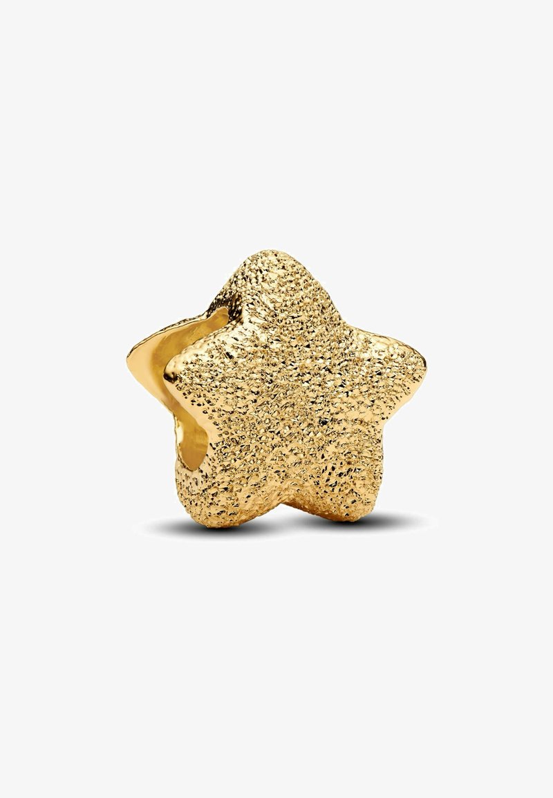 Charm a forma di stella dorata con una superficie texturizzata e una finitura lucida. Ha un centro vuoto per il fissaggio ai gioielli.