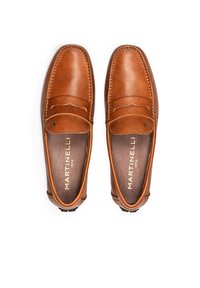 Mocasines de cuero marrón con detalles de costura, punta redonda y una textura suave. Presentan un logotipo y un diseño cómodo de tipo slip-on.