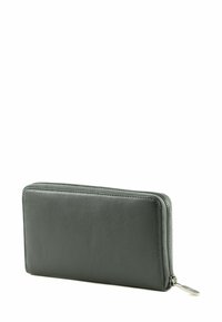 Portefeuille en cuir gris foncé avec fermeture éclair métallique sur fond blanc, montré légèrement incliné vers la droite.