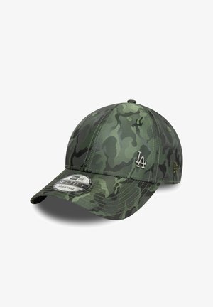 Cappello verde con motivo camouflage realizzato in tessuto e con design strutturato. Presenta una fibbia regolabile e il logo metallico LA sulla parte frontale.